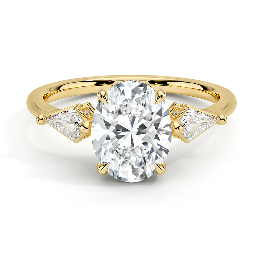 Anillo Ternura en tono oro amarillo con diamante oval y laterales trillion